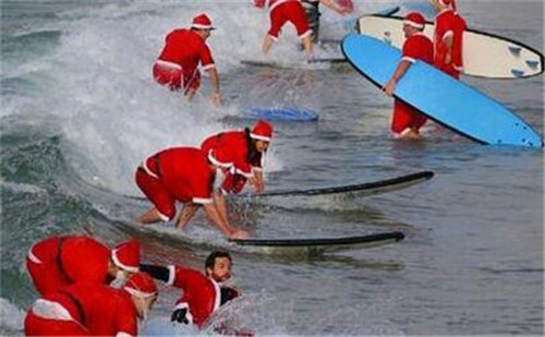 320名圣誕老人集體沖浪？八一八圣誕節(jié)奇聞趣事