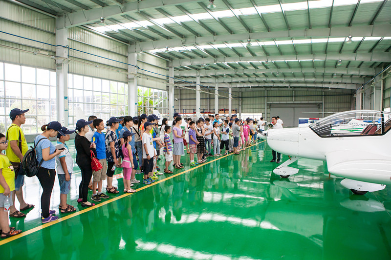 開(kāi)挖機(jī)，坐游艇、飛機(jī) 山河智能開(kāi)展員工家屬開(kāi)放日活動(dòng)