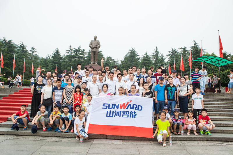開(kāi)挖機(jī)，坐游艇、飛機(jī) 山河智能開(kāi)展員工家屬開(kāi)放日活動(dòng)
