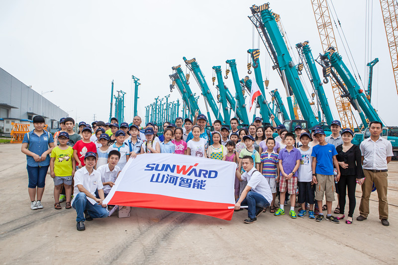 開(kāi)挖機(jī)，坐游艇、飛機(jī) 山河智能開(kāi)展員工家屬開(kāi)放日活動(dòng)