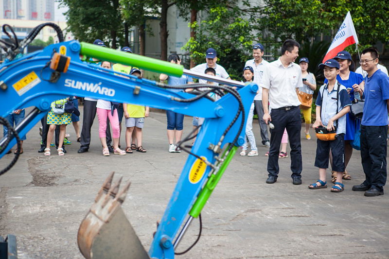 開(kāi)挖機(jī)，坐游艇、飛機(jī) 山河智能開(kāi)展員工家屬開(kāi)放日活動(dòng)