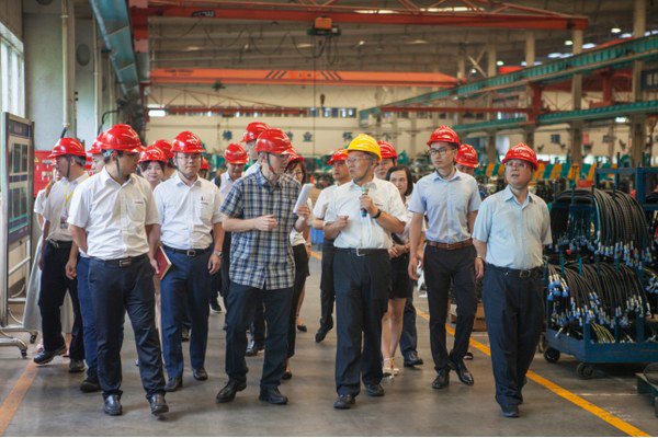 商務(wù)部合作司劉民強副司長一行調(diào)研山河智能