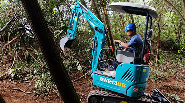 十萬人圍觀！這臺挖掘機(jī)開上了高空玻璃橋