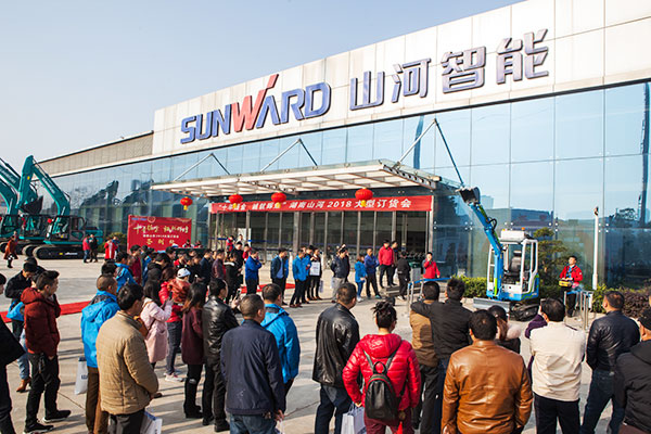 十年相隨，成就彼此，來聽聽山河智能挖掘機客戶的真實聲音