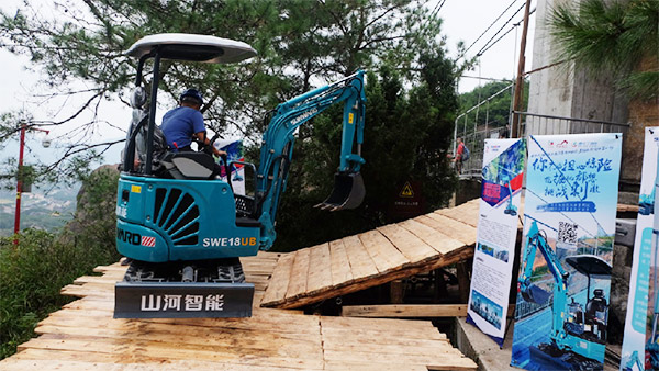 十萬人圍觀！這臺挖掘機(jī)開上了高空玻璃橋