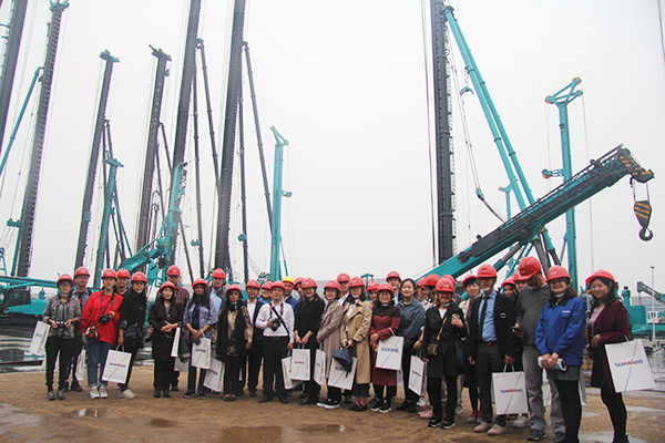 開(kāi)啟工程機(jī)械之都體驗(yàn)之旅，中外媒體觀摩團(tuán)到訪山河智能