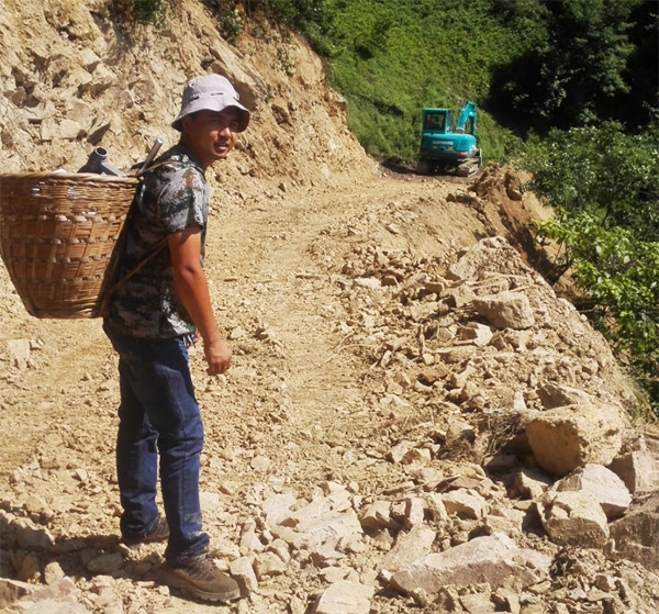 他們，用小小背簍背出山河大情懷