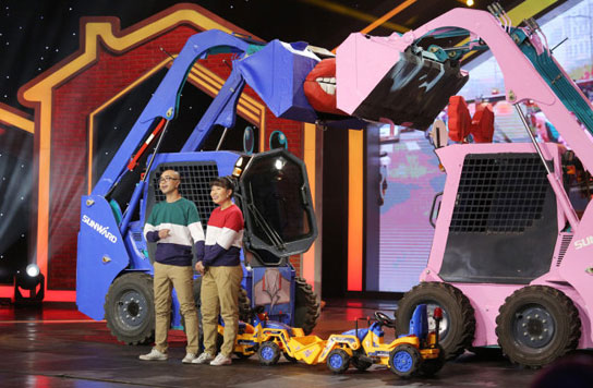 誰(shuí)說(shuō)機(jī)械都冰冷？這款會(huì)跳舞的滑移明明就是熱情奔放的！