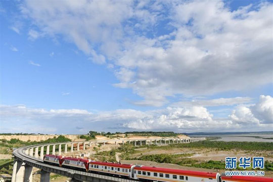 肯尼亞總統(tǒng)高度贊賞，乞力馬扎羅山下山河綠閃耀