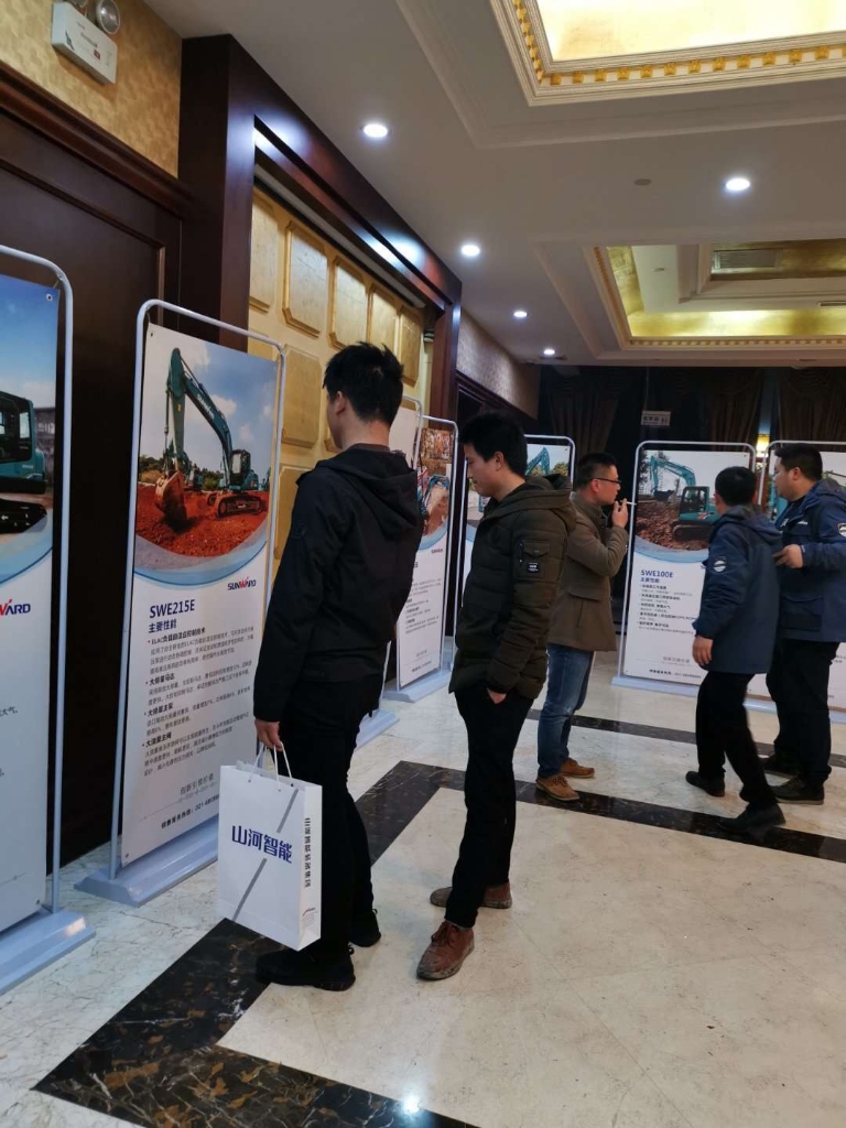訂貨會場錦旗飄飄，客戶稱買挖機(jī)就買山河智能