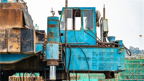 祝賀，中國(guó)首臺(tái)大噸位多功能液壓靜力壓樁機(jī)今年二十歲了!