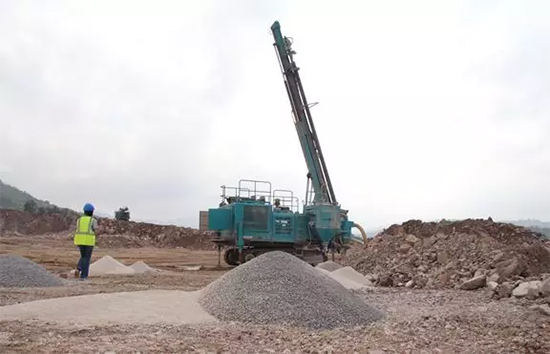 15年3萬小時！山河智能元老級潛孔鉆機“雄風(fēng)”依舊