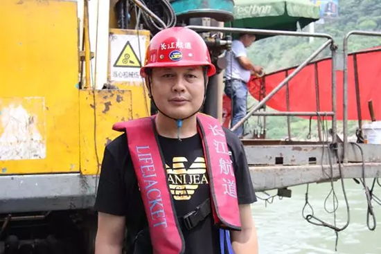 打造長(zhǎng)江黃金水道！山河智能航道鉆機(jī)輕松搞定水下礁石