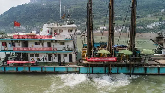 打造長(zhǎng)江黃金水道！山河智能航道鉆機(jī)輕松搞定水下礁石