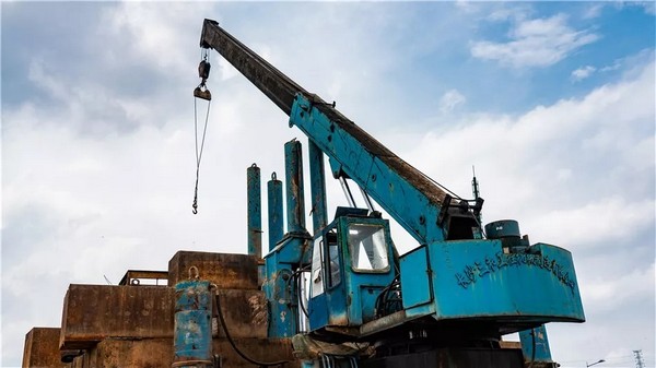 祝賀，中國(guó)首臺(tái)大噸位多功能液壓靜力壓樁機(jī)今年二十歲了!
