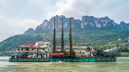 打造長(zhǎng)江黃金水道！山河智能航道鉆機(jī)輕松搞定水下礁石