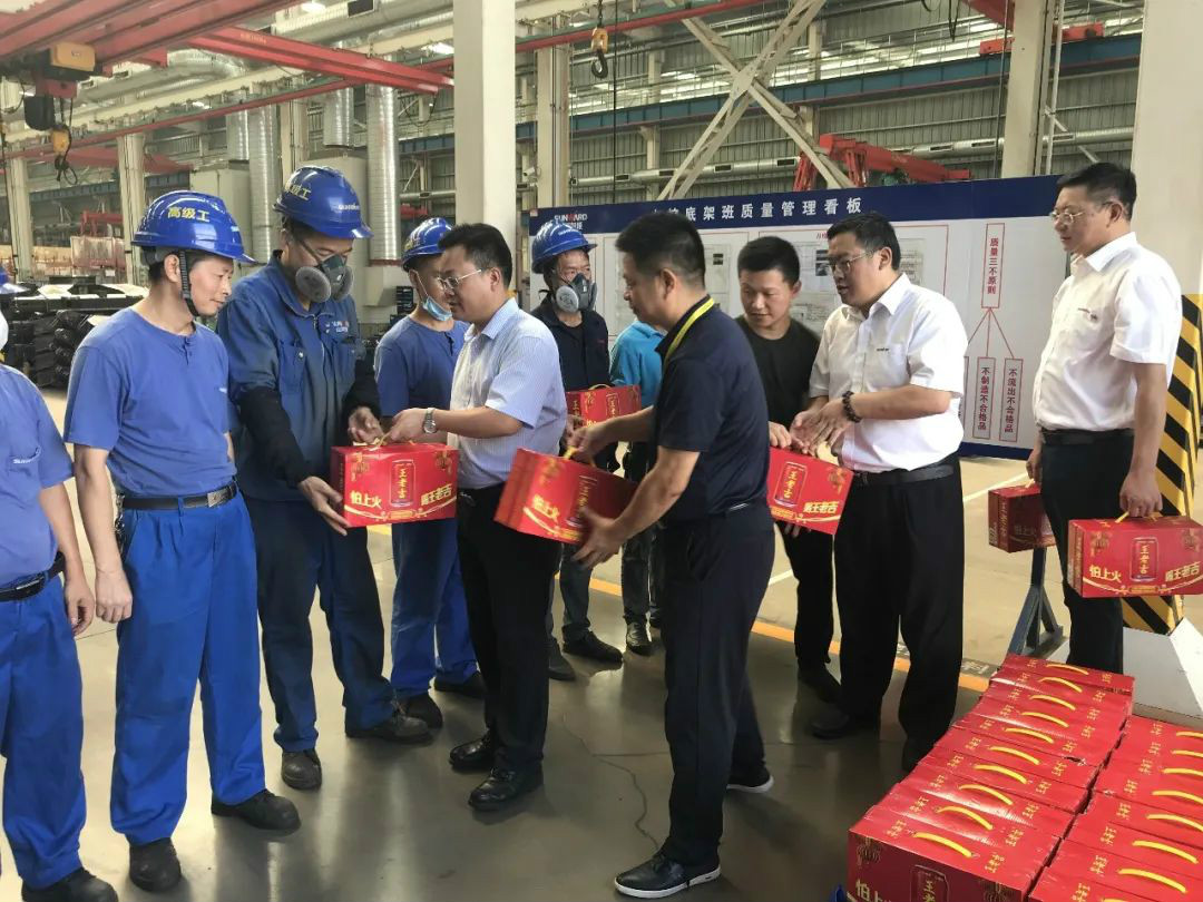 夏日炎炎送清涼，區(qū)總關(guān)懷暖人心