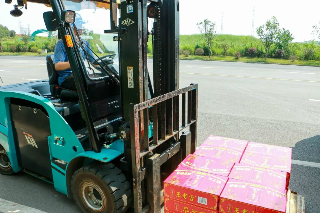 情系職工送清涼，殷切關(guān)懷鼓干勁——山河智能開展夏季送清涼活動(dòng)