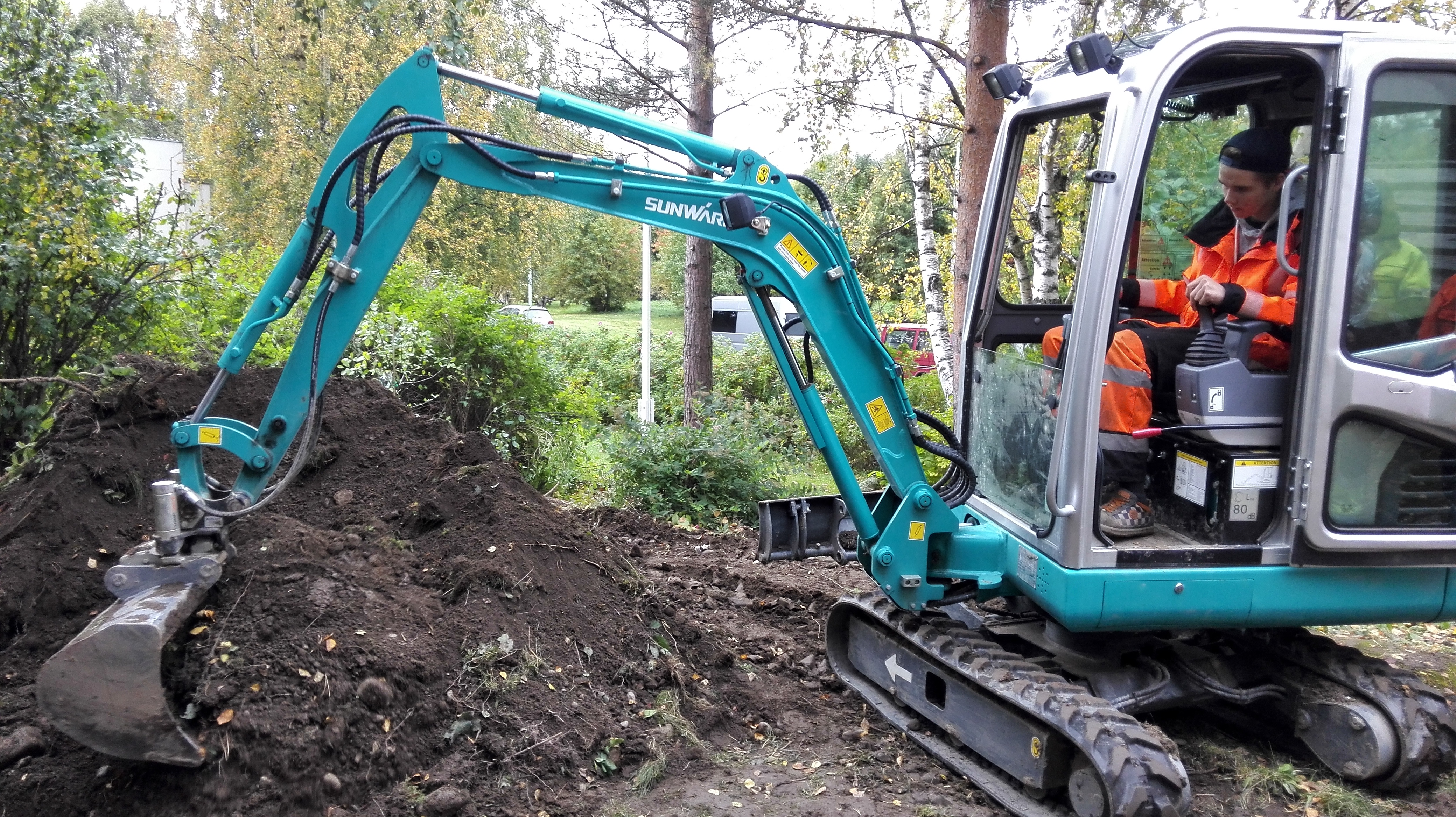 國產(chǎn)小型挖掘機價格多少錢一臺？