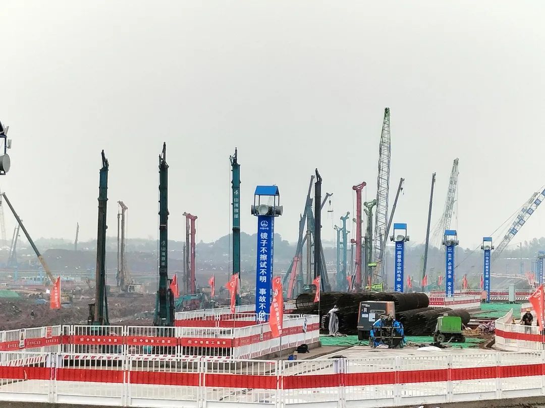 “山河綠”精彩亮相！山河智能裝備全面助力長(zhǎng)沙機(jī)場(chǎng)改擴(kuò)建項(xiàng)目