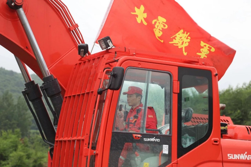 硬核破解“最后一公里”難題，山河智能應(yīng)急救援設(shè)備助力“應(yīng)急使命·2025”演習(xí)！