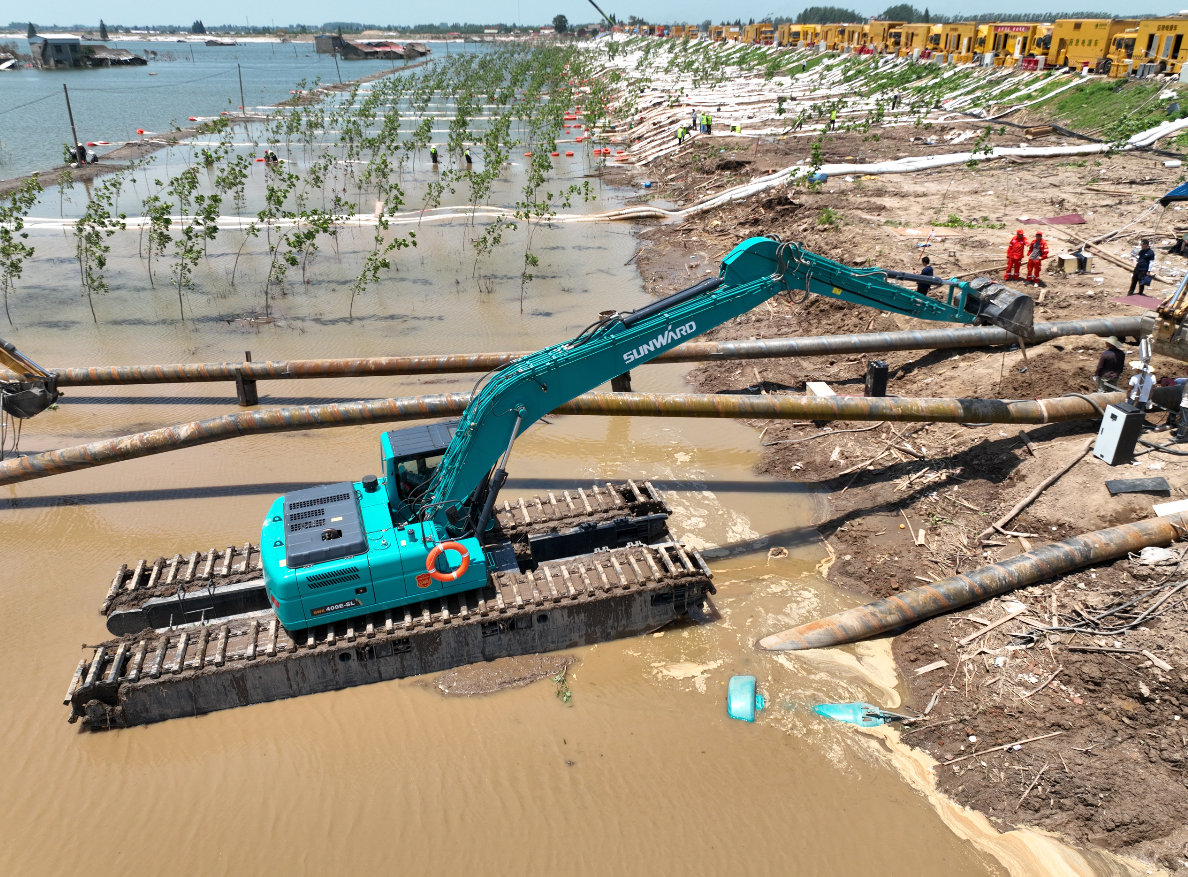 外交部發(fā)言人向世界分享中國最新兩棲挖掘機