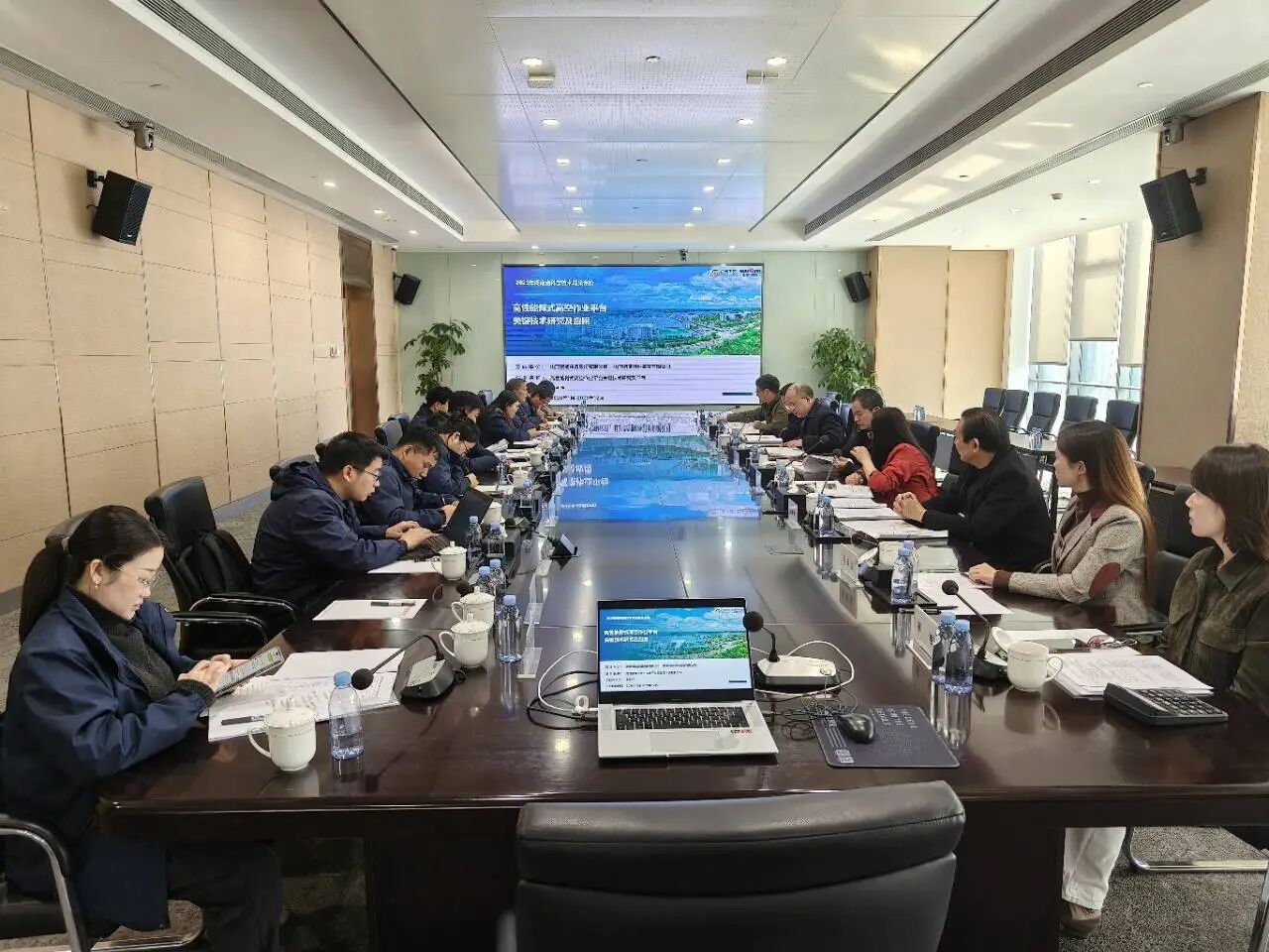 技術(shù)創(chuàng)新，引領(lǐng)行業(yè)！山河智能高性能臂式高空作業(yè)平臺(tái)項(xiàng)目通過(guò)科技成果評(píng)價(jià)